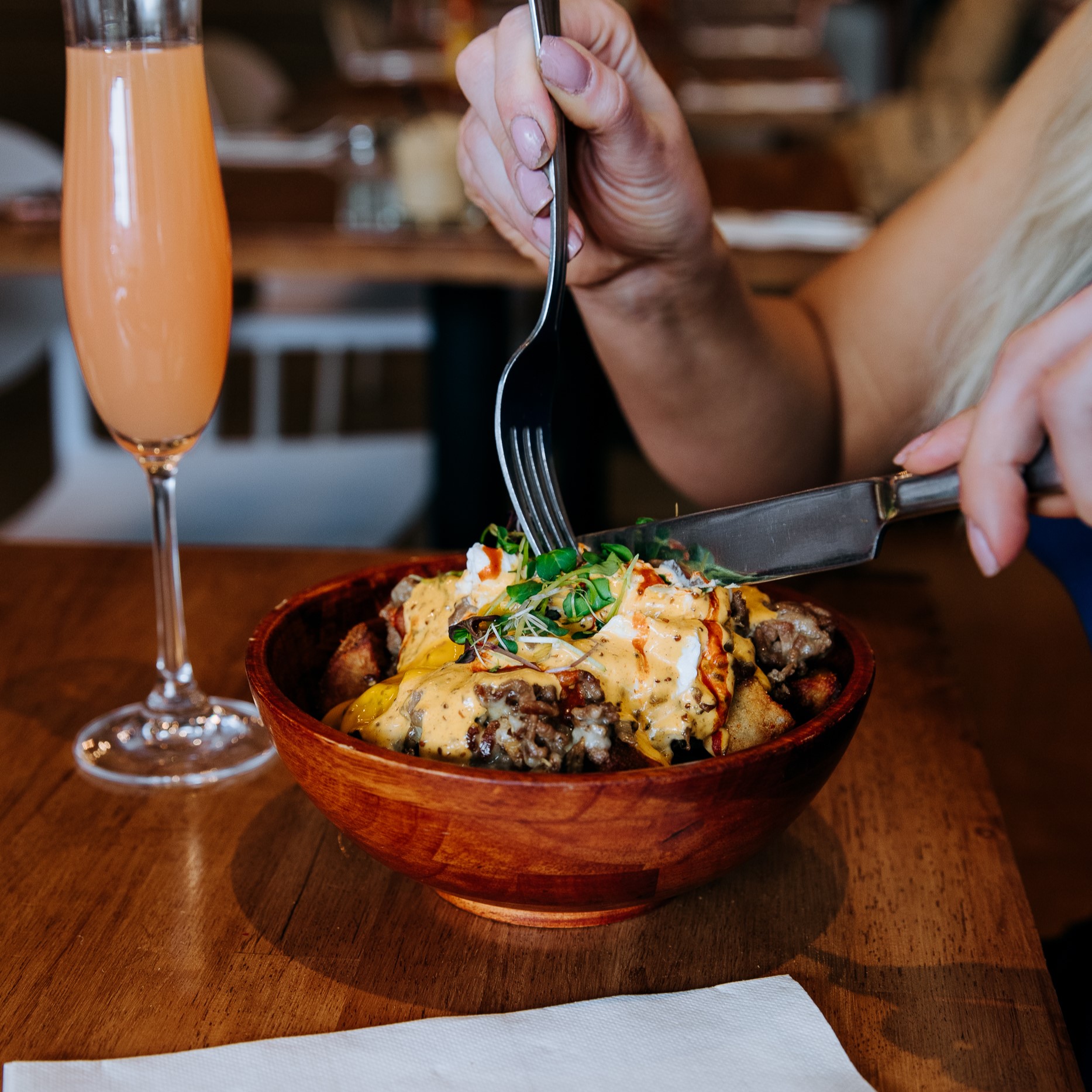 Spicy chorizo sausage cooked with caramelized onions mixed with goat cheese & our Monki Hashbrowns. Topped with our smoked gouda & mozza cheese, poached egg & hollandaise.